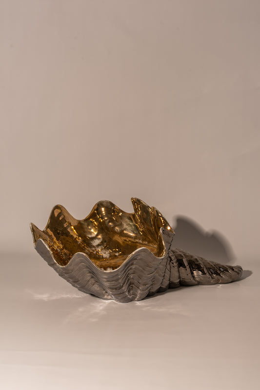 Shell shaped ceramic bowl